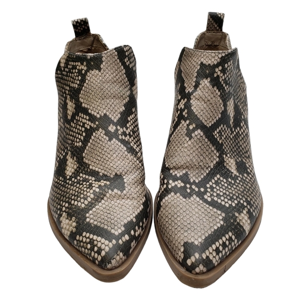 Universal Thread | Cream Gray Snake Vegan Pointed Toe Ankle Booties Women's 7.5 - Picture 2 of 13